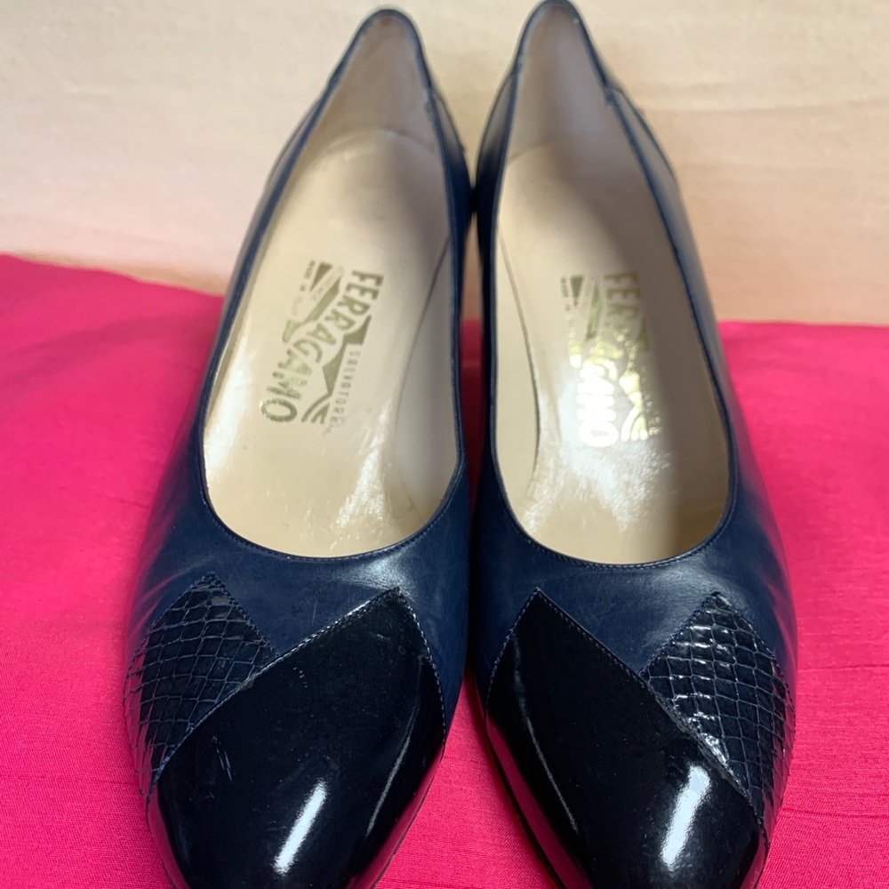 Vintage Salvatore Ferragamo Women's Navy Leather Pumps